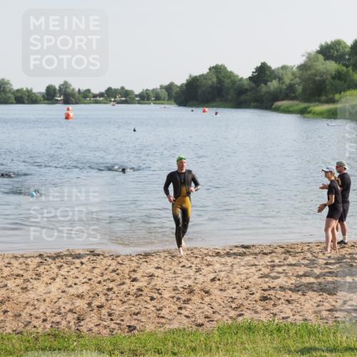 21.06.2025 - 27. Vierlanden-Triathlon MichiJ http://msf.ph/oto/7975454 15.06.2026 08:41:43 Schwimmen 122 meine-sportfotos.de