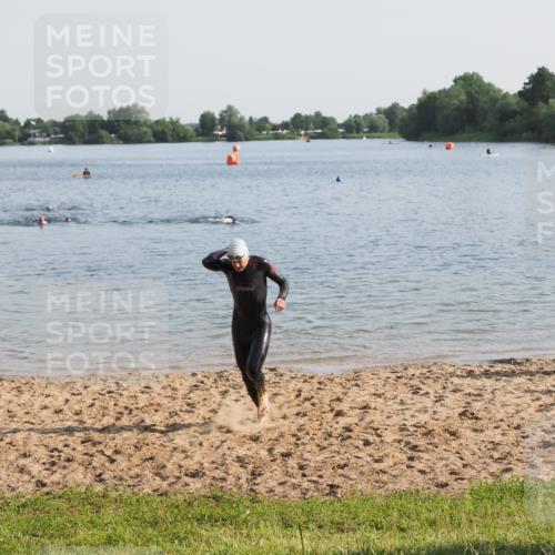 21.06.2025 - 27. Vierlanden-Triathlon MichiJ http://msf.ph/oto/7975611 15.06.2026 08:42:16 Schwimmen 71, 121, 135, 191 meine-sportfotos.de