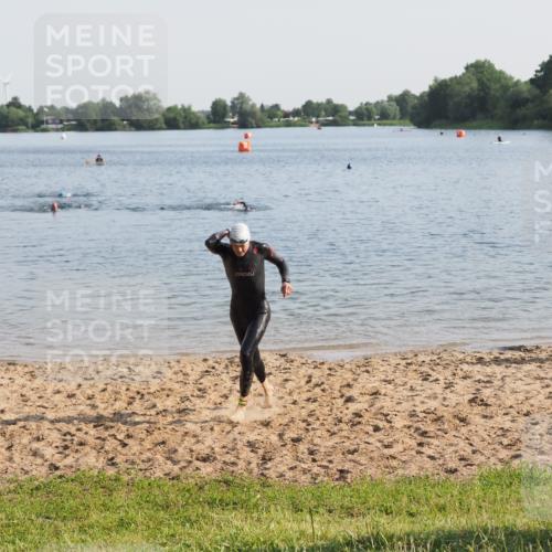 21.06.2025 - 27. Vierlanden-Triathlon MichiJ http://msf.ph/oto/7975618 15.06.2026 08:42:17 Schwimmen 71, 121, 135, 191 meine-sportfotos.de