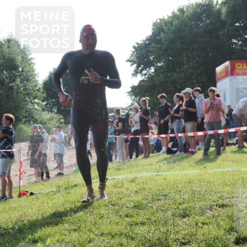 15.06.2025 - 27. Vierlanden-Triathlon KatJ http://msf.ph/oto/7975780 15.06.2025 08:32:27 Schwimmen 50, 188 meine-sportfotos.de
