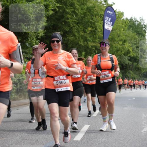 15.06.2025 - REWE Women's Run Jannik Wohlers http://msf.ph/oto/7975790 15.06.2025 10:10:24 Laufen 00, 5690, 5223, 8, 5636, 52, 5401, 5668, 4 meine-sportfotos.de