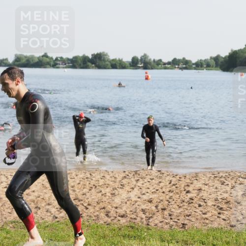 21.06.2025 - 27. Vierlanden-Triathlon MichiJ http://msf.ph/oto/7975800 15.06.2026 08:42:55 Schwimmen 18, 137, 154 meine-sportfotos.de