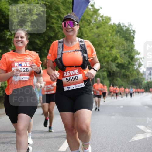 15.06.2025 - REWE Women's Run Jannik Wohlers http://msf.ph/oto/7975857 15.06.2025 10:10:25 Laufen 5374, 028, 5439, 5690 meine-sportfotos.de