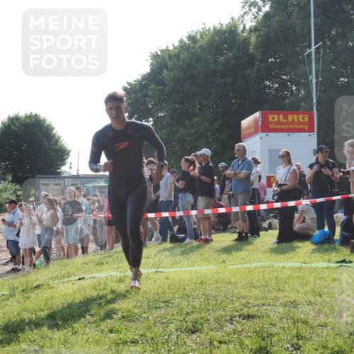 15.06.2025 - 27. Vierlanden-Triathlon KatJ http://msf.ph/oto/7975919 15.06.2025 08:32:41 Schwimmen 14, 25, 26, 38 meine-sportfotos.de
