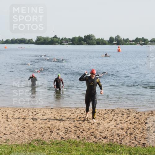 21.06.2025 - 27. Vierlanden-Triathlon MichiJ http://msf.ph/oto/7975930 15.06.2026 08:43:01 Schwimmen 18, 72, 100, 137 meine-sportfotos.de