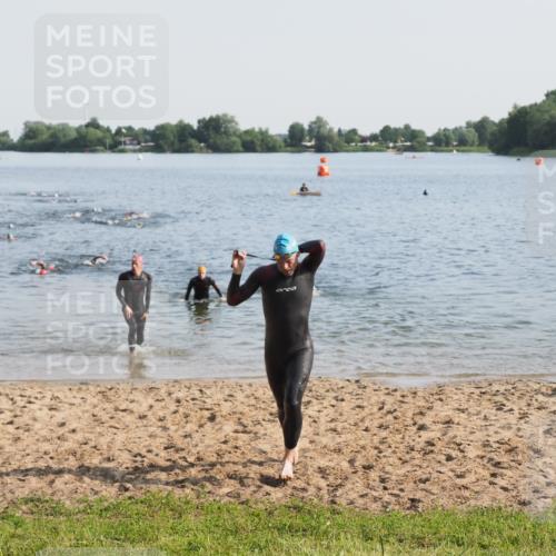 21.06.2025 - 27. Vierlanden-Triathlon MichiJ http://msf.ph/oto/7976049 15.06.2026 08:43:11 Schwimmen 11, 72, 100, 139 meine-sportfotos.de