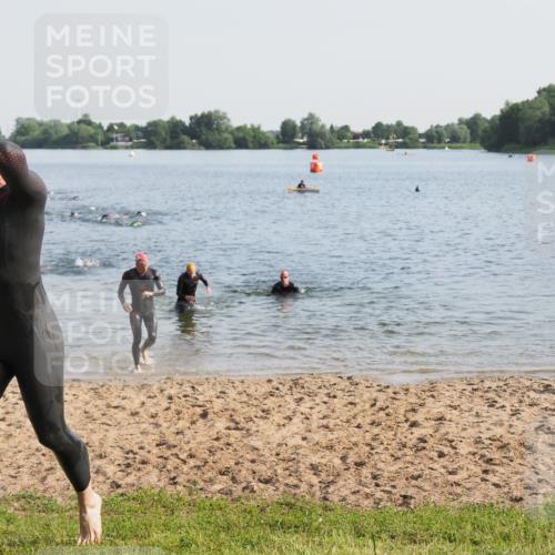 21.06.2025 - 27. Vierlanden-Triathlon MichiJ http://msf.ph/oto/7976078 15.06.2026 08:43:12 Schwimmen 11, 72, 100, 102, 139 meine-sportfotos.de