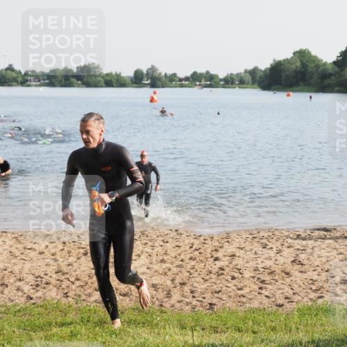 21.06.2025 - 27. Vierlanden-Triathlon MichiJ http://msf.ph/oto/7976176 15.06.2026 08:43:21 Schwimmen 11, 102, 148 meine-sportfotos.de