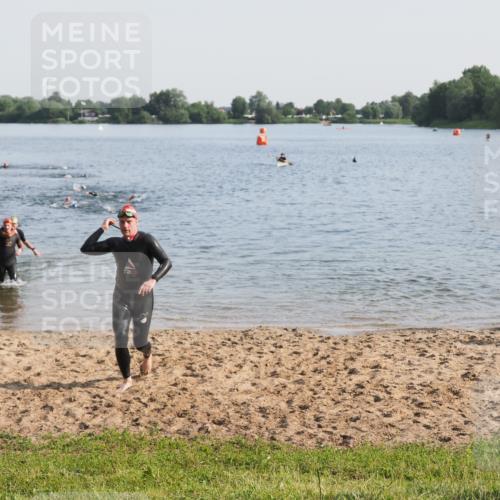 21.06.2025 - 27. Vierlanden-Triathlon MichiJ http://msf.ph/oto/7976271 15.06.2026 08:43:25 Schwimmen 11, 65, 74, 102, 148 meine-sportfotos.de