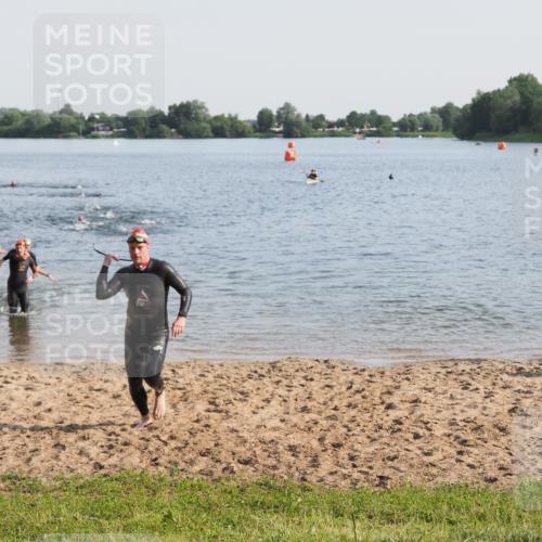 21.06.2025 - 27. Vierlanden-Triathlon MichiJ http://msf.ph/oto/7976276 15.06.2026 08:43:25 Schwimmen 11, 65, 74, 102, 148 meine-sportfotos.de