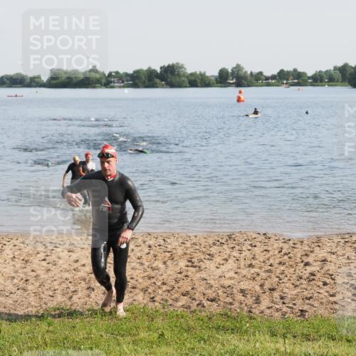 21.06.2025 - 27. Vierlanden-Triathlon MichiJ http://msf.ph/oto/7976300 15.06.2026 08:43:26 Schwimmen 11, 65, 74, 102, 148 meine-sportfotos.de