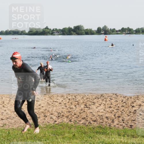 21.06.2025 - 27. Vierlanden-Triathlon MichiJ http://msf.ph/oto/7976310 15.06.2026 08:43:27 Schwimmen 11, 65, 74, 102, 148 meine-sportfotos.de
