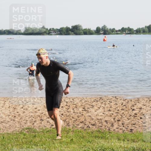 21.06.2025 - 27. Vierlanden-Triathlon MichiJ http://msf.ph/oto/7976393 15.06.2026 08:43:35 Schwimmen 32, 65, 74 meine-sportfotos.de