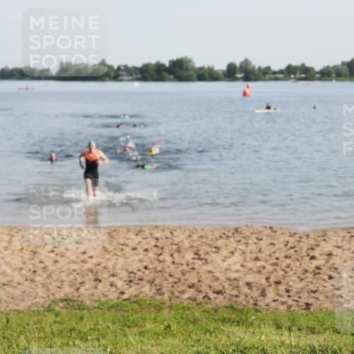 21.06.2025 - 27. Vierlanden-Triathlon MichiJ http://msf.ph/oto/7976408 15.06.2026 08:43:37 Schwimmen 32, 65, 74 meine-sportfotos.de