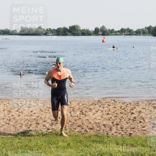 21.06.2025 - 27. Vierlanden-Triathlon MichiJ http://msf.ph/oto/7976505 15.06.2026 08:43:41 Schwimmen 32, 65, 74 meine-sportfotos.de