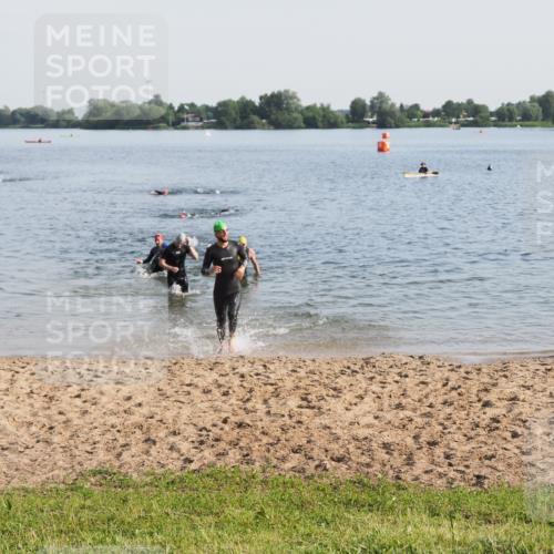 21.06.2025 - 27. Vierlanden-Triathlon MichiJ http://msf.ph/oto/7976601 15.06.2026 08:43:47 Schwimmen 32, 84, 113 meine-sportfotos.de