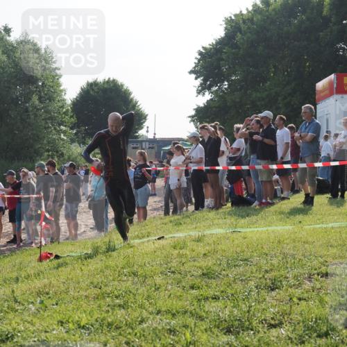 15.06.2025 - 27. Vierlanden-Triathlon KatJ http://msf.ph/oto/7976796 15.06.2025 08:34:52 Schwimmen 46, 124, 149 meine-sportfotos.de