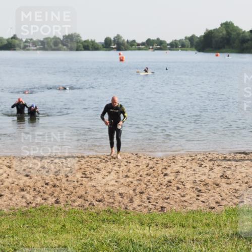 21.06.2025 - 27. Vierlanden-Triathlon MichiJ http://msf.ph/oto/7977018 15.06.2026 08:44:07 Schwimmen 97, 153, 174, 183 meine-sportfotos.de