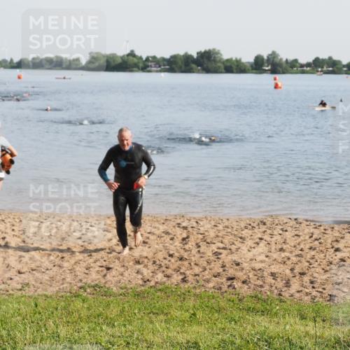 21.06.2025 - 27. Vierlanden-Triathlon MichiJ http://msf.ph/oto/7977193 15.06.2026 08:44:20 Schwimmen 130, 173, 174 meine-sportfotos.de