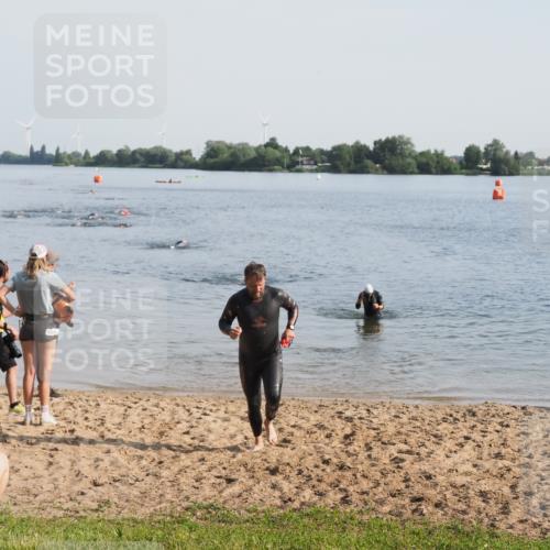21.06.2025 - 27. Vierlanden-Triathlon MichiJ http://msf.ph/oto/7977259 15.06.2026 08:44:34 Schwimmen 93 meine-sportfotos.de