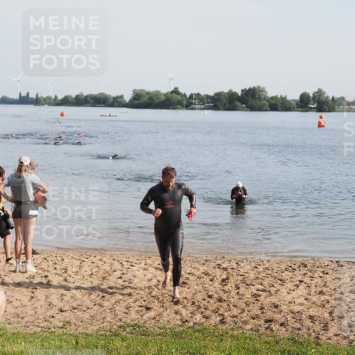 21.06.2025 - 27. Vierlanden-Triathlon MichiJ http://msf.ph/oto/7977265 15.06.2026 08:44:34 Schwimmen 93 meine-sportfotos.de