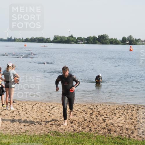 21.06.2025 - 27. Vierlanden-Triathlon MichiJ http://msf.ph/oto/7977278 15.06.2026 08:44:35 Schwimmen 93 meine-sportfotos.de