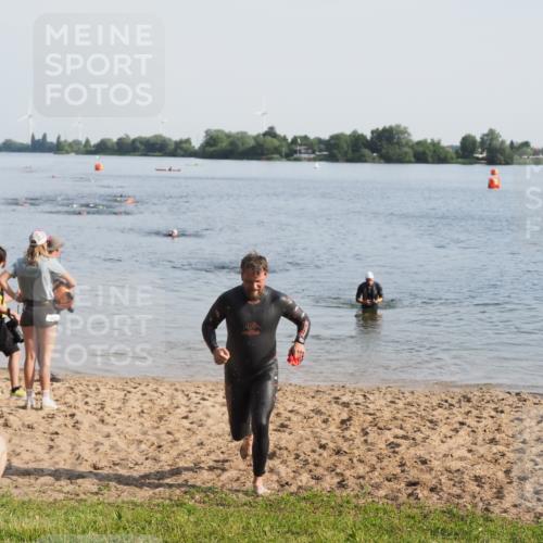 21.06.2025 - 27. Vierlanden-Triathlon MichiJ http://msf.ph/oto/7977292 15.06.2026 08:44:35 Schwimmen 93 meine-sportfotos.de