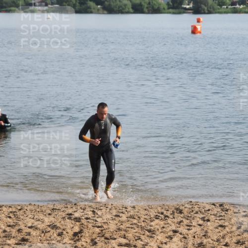 21.06.2025 - 27. Vierlanden-Triathlon MichiJ http://msf.ph/oto/7977310 15.06.2026 08:44:43 Schwimmen 81, 93 meine-sportfotos.de