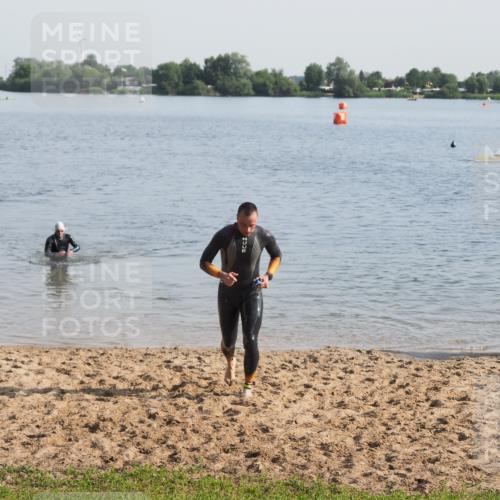 21.06.2025 - 27. Vierlanden-Triathlon MichiJ http://msf.ph/oto/7977334 15.06.2026 08:44:45 Schwimmen 81 meine-sportfotos.de