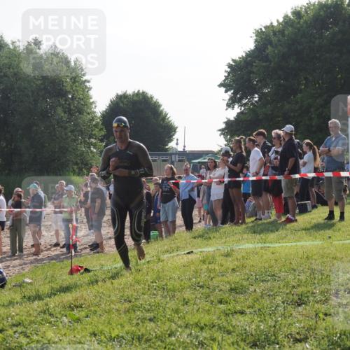 15.06.2025 - 27. Vierlanden-Triathlon KatJ http://msf.ph/oto/7977495 15.06.2025 08:36:52 Schwimmen 39, 83 meine-sportfotos.de