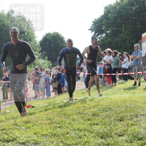 15.06.2025 - 27. Vierlanden-Triathlon KatJ http://msf.ph/oto/7977740 15.06.2025 08:37:47 Schwimmen 9, 73, 171, 180, 181 meine-sportfotos.de