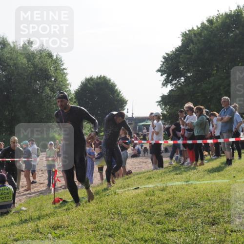 15.06.2025 - 27. Vierlanden-Triathlon KatJ http://msf.ph/oto/7977908 15.06.2025 08:38:37 Schwimmen 27, 35, 45, 86, 126 meine-sportfotos.de