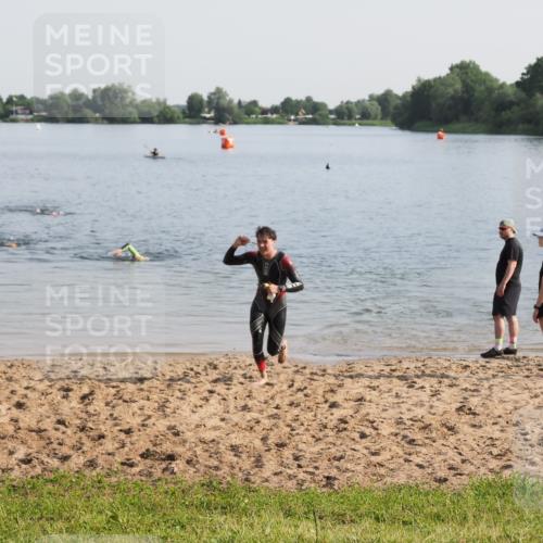 21.06.2025 - 27. Vierlanden-Triathlon MichiJ http://msf.ph/oto/7977959 15.06.2026 08:47:33 Schwimmen 48 meine-sportfotos.de