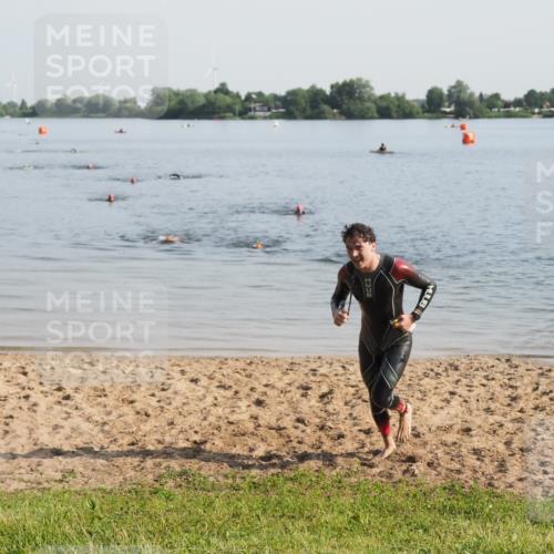21.06.2025 - 27. Vierlanden-Triathlon MichiJ http://msf.ph/oto/7977978 15.06.2026 08:47:35 Schwimmen 48 meine-sportfotos.de