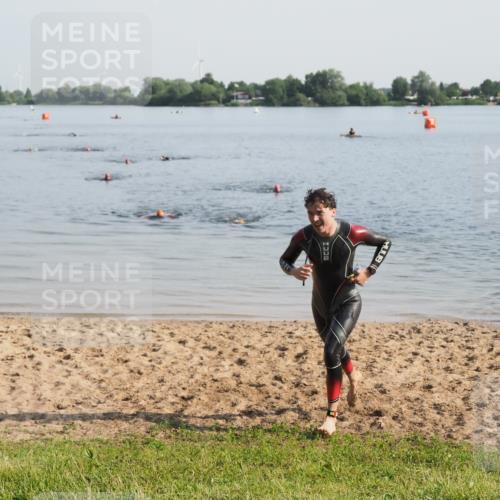 21.06.2025 - 27. Vierlanden-Triathlon MichiJ http://msf.ph/oto/7977981 15.06.2026 08:47:35 Schwimmen 48 meine-sportfotos.de