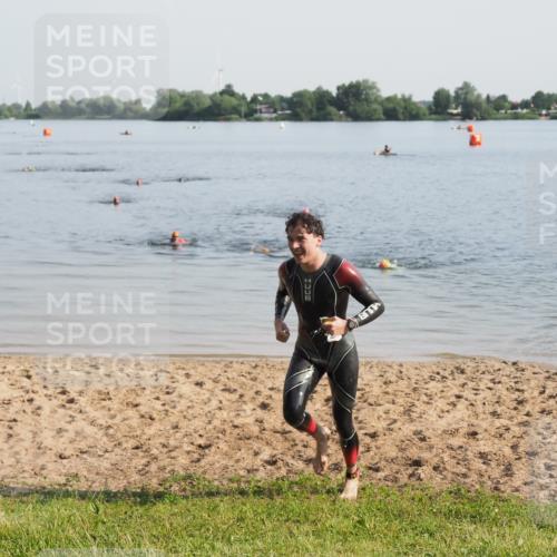 21.06.2025 - 27. Vierlanden-Triathlon MichiJ http://msf.ph/oto/7977986 15.06.2026 08:47:35 Schwimmen 48 meine-sportfotos.de