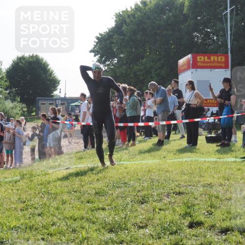 15.06.2025 - 27. Vierlanden-Triathlon KatJ http://msf.ph/oto/7978035 15.06.2025 08:38:53 Schwimmen 2, 94, 182 meine-sportfotos.de