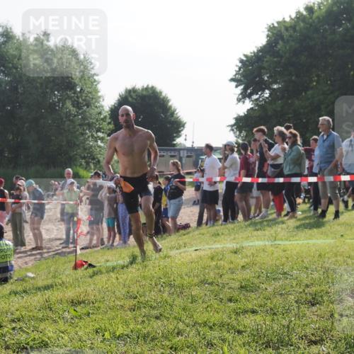 15.06.2025 - 27. Vierlanden-Triathlon KatJ http://msf.ph/oto/7978376 15.06.2025 08:39:58 Schwimmen 3 meine-sportfotos.de