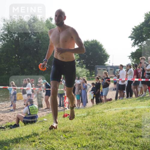 15.06.2025 - 27. Vierlanden-Triathlon KatJ http://msf.ph/oto/7978401 15.06.2025 08:40:00 Schwimmen 3 meine-sportfotos.de