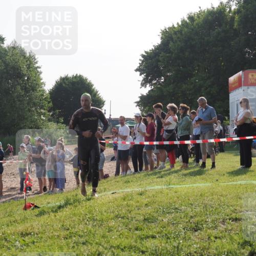 15.06.2025 - 27. Vierlanden-Triathlon KatJ http://msf.ph/oto/7978423 15.06.2025 08:40:19 Schwimmen 67, 82 meine-sportfotos.de