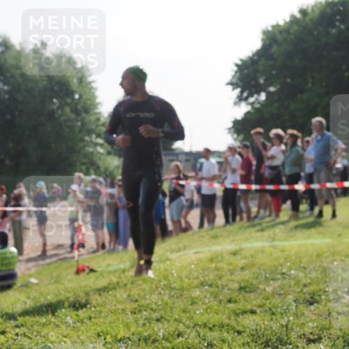 15.06.2025 - 27. Vierlanden-Triathlon KatJ http://msf.ph/oto/7978447 15.06.2025 08:40:20 Schwimmen 67, 82 meine-sportfotos.de