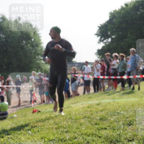 15.06.2025 - 27. Vierlanden-Triathlon KatJ http://msf.ph/oto/7978451 15.06.2025 08:40:20 Schwimmen 67, 82 meine-sportfotos.de