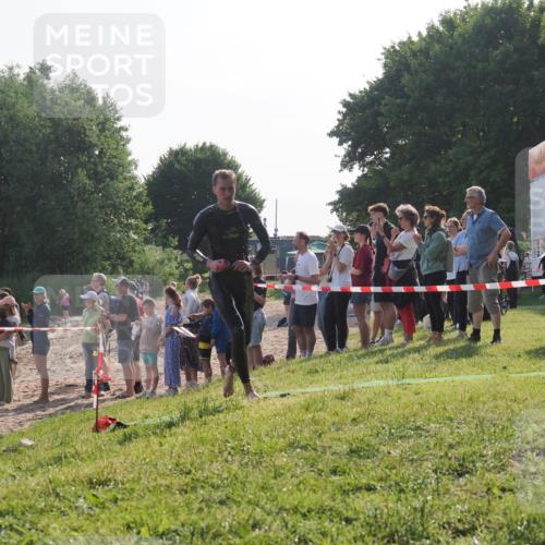 15.06.2025 - 27. Vierlanden-Triathlon KatJ http://msf.ph/oto/7978461 15.06.2025 08:40:22 Schwimmen 67, 82 meine-sportfotos.de