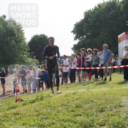 15.06.2025 - 27. Vierlanden-Triathlon KatJ http://msf.ph/oto/7978465 15.06.2025 08:40:22 Schwimmen 67, 82 meine-sportfotos.de