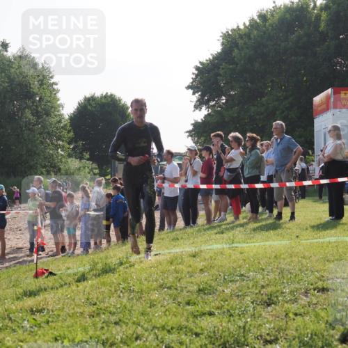 15.06.2025 - 27. Vierlanden-Triathlon KatJ http://msf.ph/oto/7978469 15.06.2025 08:40:22 Schwimmen 67, 82 meine-sportfotos.de