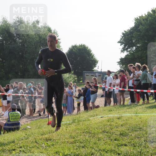 15.06.2025 - 27. Vierlanden-Triathlon KatJ http://msf.ph/oto/7978680 15.06.2025 08:41:07 Schwimmen 99, 109, 114, 129, 147 meine-sportfotos.de