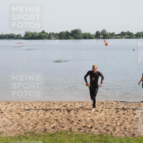 21.06.2025 - 27. Vierlanden-Triathlon MichiJ http://msf.ph/oto/7978685 15.06.2026 08:50:34 Schwimmen 143 meine-sportfotos.de