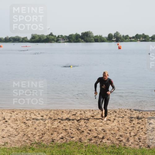 21.06.2025 - 27. Vierlanden-Triathlon MichiJ http://msf.ph/oto/7978690 15.06.2026 08:50:34 Schwimmen 143 meine-sportfotos.de