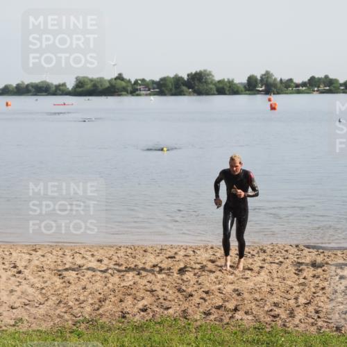 21.06.2025 - 27. Vierlanden-Triathlon MichiJ http://msf.ph/oto/7978693 15.06.2026 08:50:34 Schwimmen 143 meine-sportfotos.de