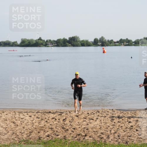 21.06.2025 - 27. Vierlanden-Triathlon MichiJ http://msf.ph/oto/7978752 15.06.2026 08:51:10 Schwimmen 90 meine-sportfotos.de